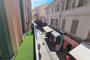 Zone piétonne, logement climatisé, balcon 4 personnes VAR2